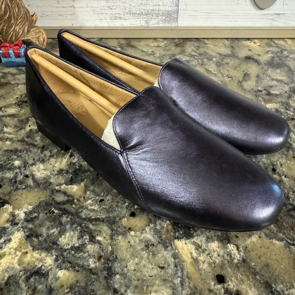 New Naturalizer “Emiline” Ink Navy Slip-On Flats (Size: 5M)
